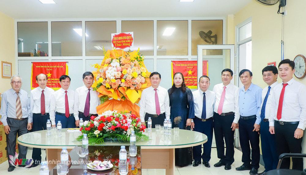 Đoàn đại biểu Tỉnh ủy, HĐND, UBND, Ủy ban MTTQ Việt Nam tỉnh Nghệ An tặng hoa chúc mừng Hội Cựu giáo chức tỉnh.