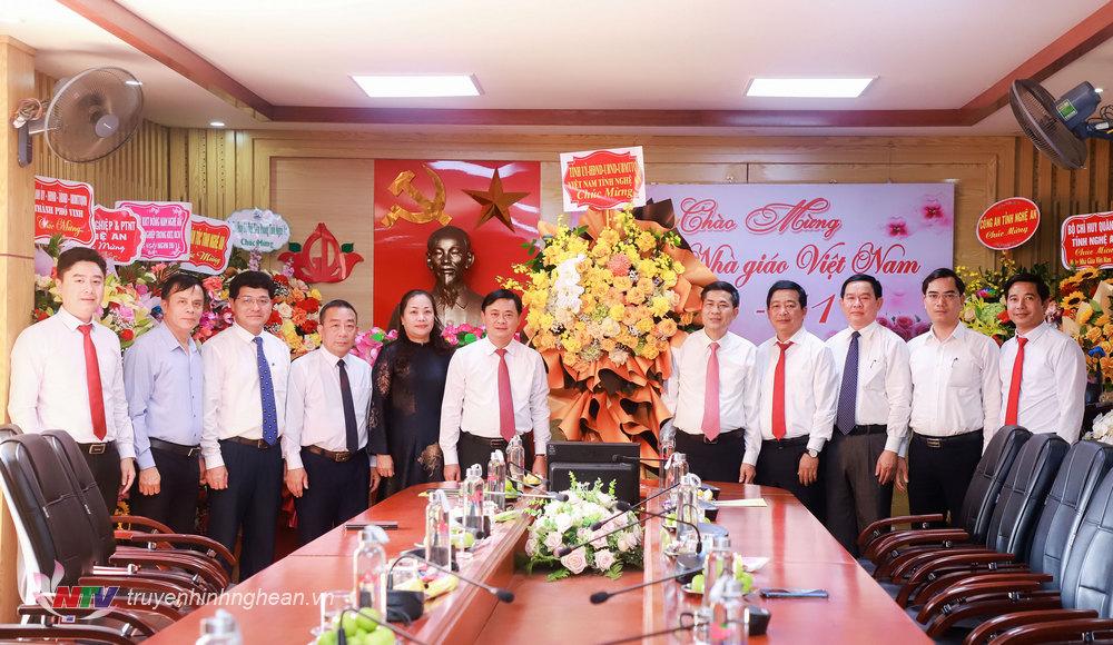 Đoàn đại biểu Tỉnh ủy, HĐND, UBND, Ủy ban MTTQ Việt Nam tỉnh Nghệ An tặng hoa chúc mừng lãnh đạo Sở Giáo dục và Đào tạo.