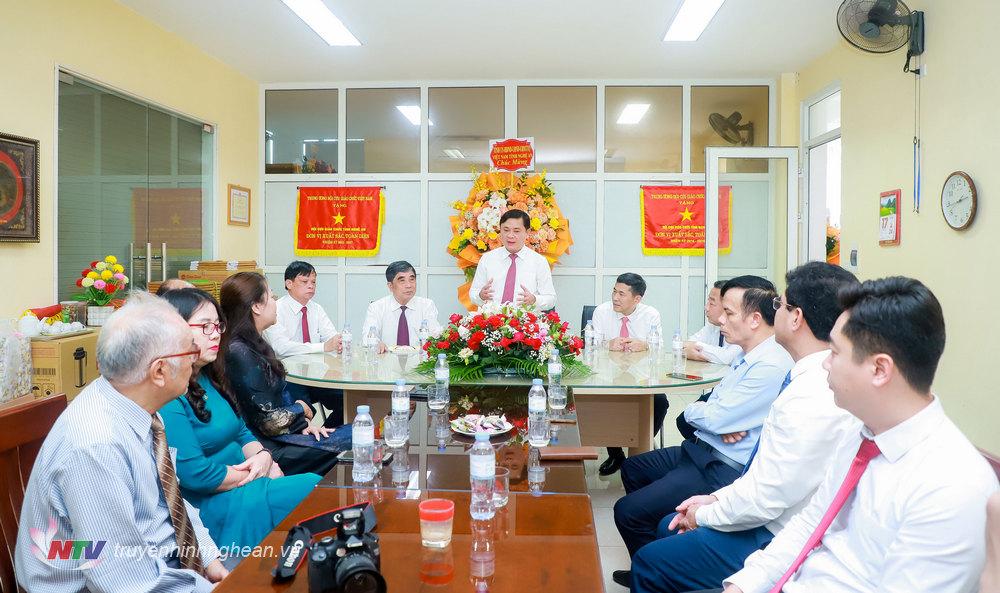 Bí thư Tỉnh ủy Thái Thanh Quý cùng các đồng chí trong đoàn đến thăm, chúc mừng Hội Cựu giáo chức tỉnh nhân Ngày Nhà giáo Việt Nam. 