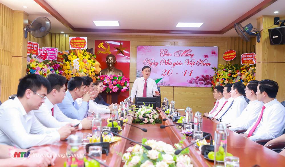 Bí thư Tỉnh ủy Thái Thanh Quý và đoàn đại biểu chúc mừng lãnh đạo, cán bộ, công chức Sở Giáo dục và Đào tạo.