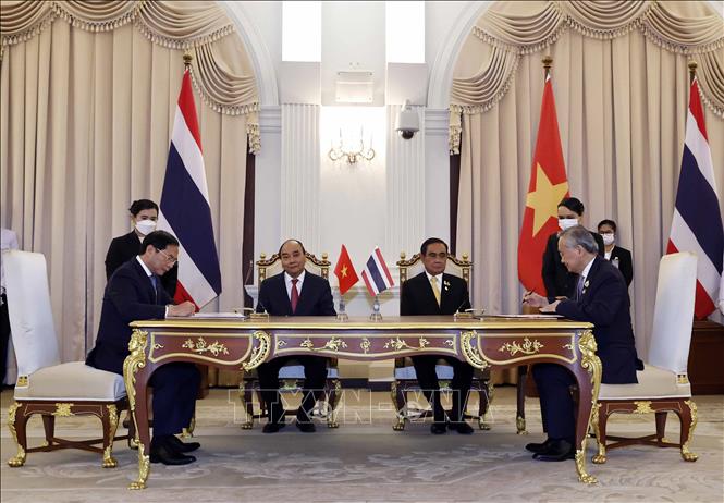 Chủ tịch nước Nguyễn Xuân Phúc và Thủ tướng Vương quốc Thái Lan Prayut Chan-o-cha chứng kiến lễ ký Chương trình hành động triển khai quan hệ đối tác chiến lược tăng cường Việt Nam - Thái Lan giữa Chính phủ nước CHXHCN Việt Nam và Chính phủ Vương quốc Thái Lan.