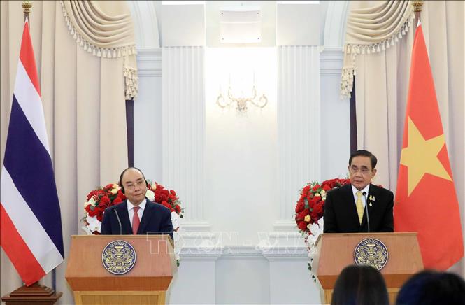 Chủ tịch nước Nguyễn Xuân Phúc và Thủ tướng Vương quốc Thái Lan Prayut Chan-o-cha gặp gỡ báo chí. 