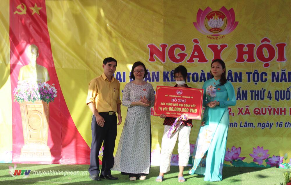 Trao tiền hỗ trợ xây dựng nhà “Đại đoàn kết” cho bà Hồ Thị Hiên - Hộ nghèo có hoàn cảnh đặc biệt khó khăn ở thôn 2, xã Quỳnh Lâm