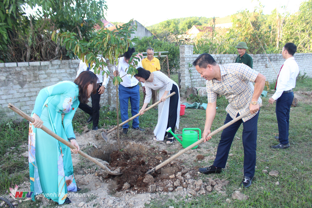 Các đại biểu trồng cây lưu niệm trong khuôn viên nhà văn hóa thôn