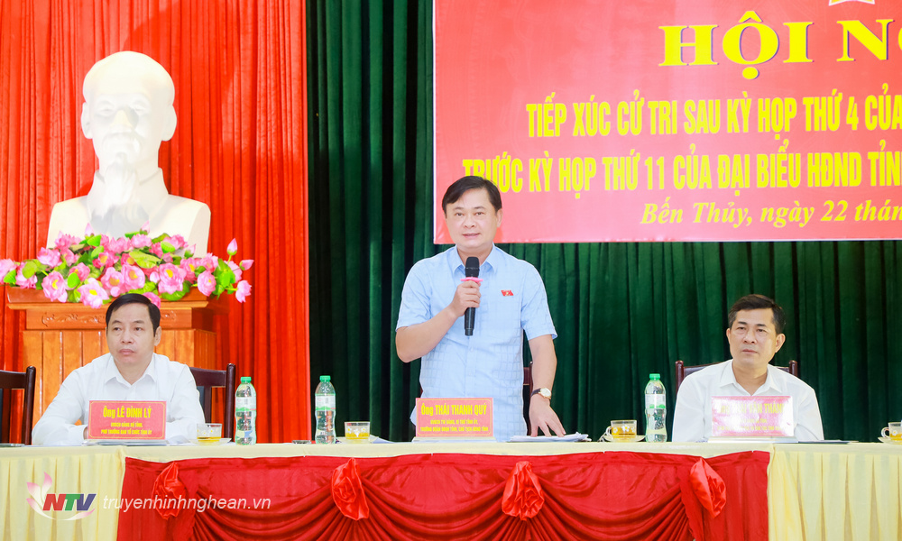 Bí thư Tỉnh ủy, Trưởng đoàn ĐBQH, Chủ tịch HĐND tỉnh Thái Thanh Quý trả lời các kiến nghị của cử tri. 