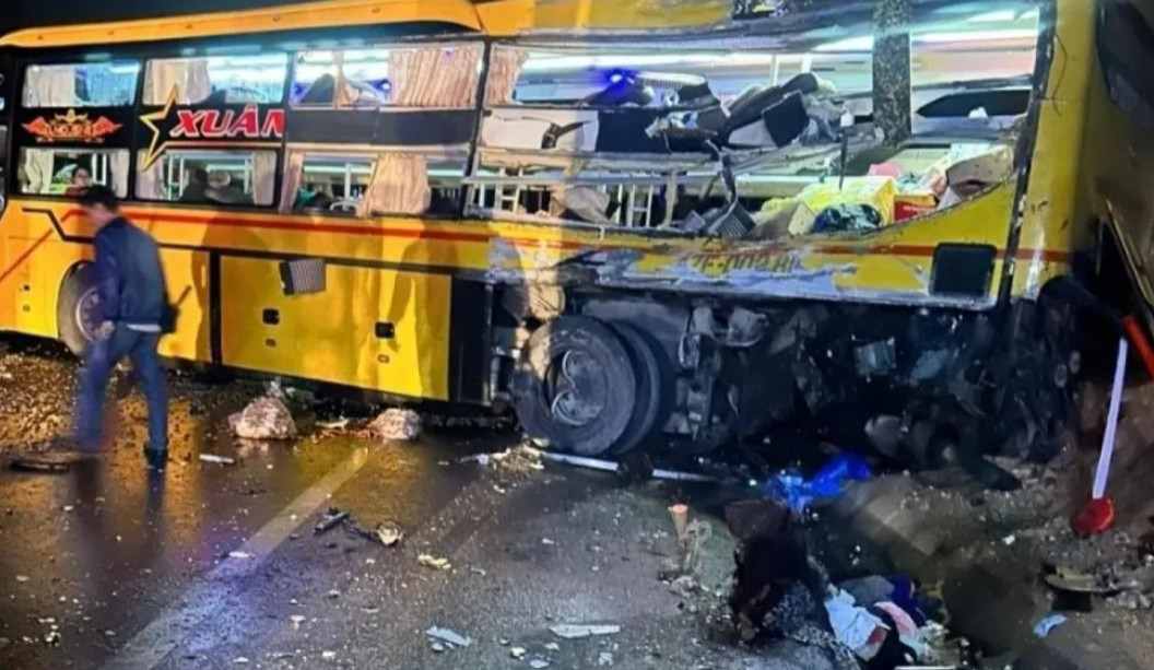 Tai nạn thảm khốc giữa xe khách và xe tải, 2 người chết, 13 người bị thương