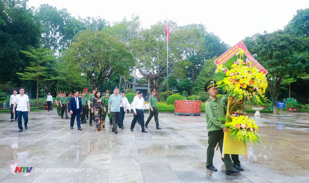 Đại tướng Tô Lâm - Ủy viên Bộ Chính trị, Bộ trưởng Bộ Công an và đoàn đại biểu về Khu Di tích Quốc gia đặc biệt Kim Liên dâng hoa, dâng hương tưởng niệm Chủ tịch Hồ Chí Minh.