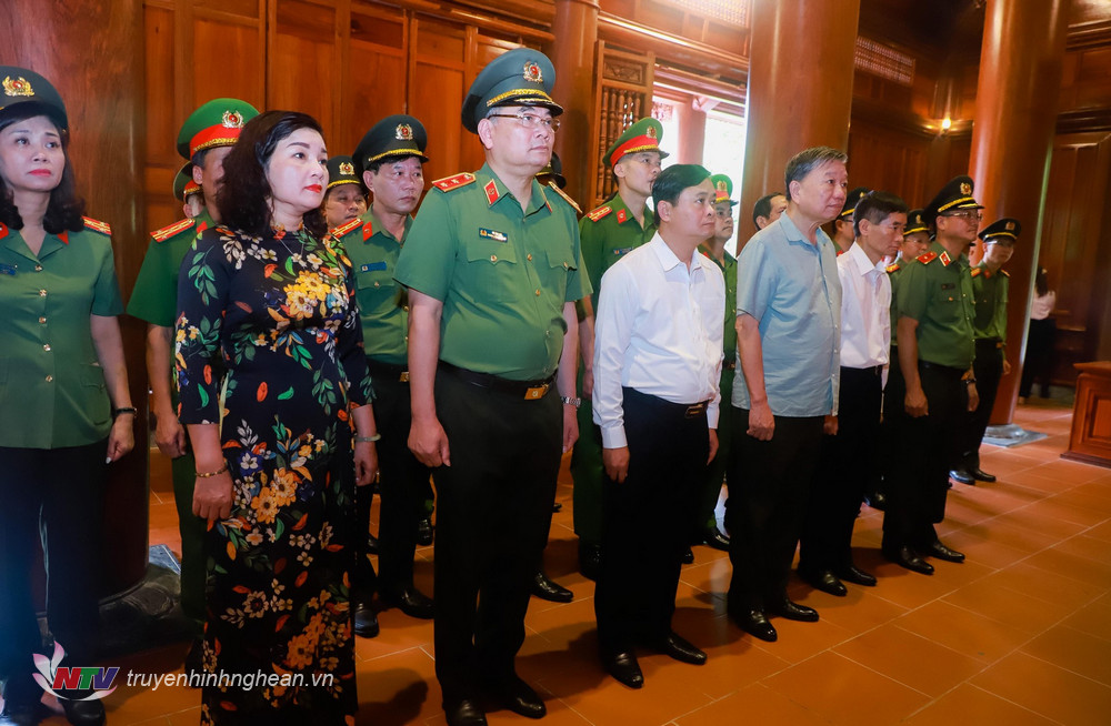 Các đại biểu thành kính thực hiện lễ tưởng niệm Chủ tịch Hồ Chí Minh.