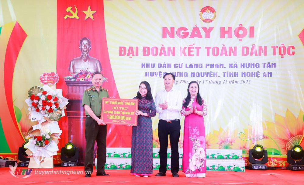 Bộ trưởng Bộ Công an Tô Lâm trao tặng nhà đại đoàn kết cho huyện Hưng Nguyên. 