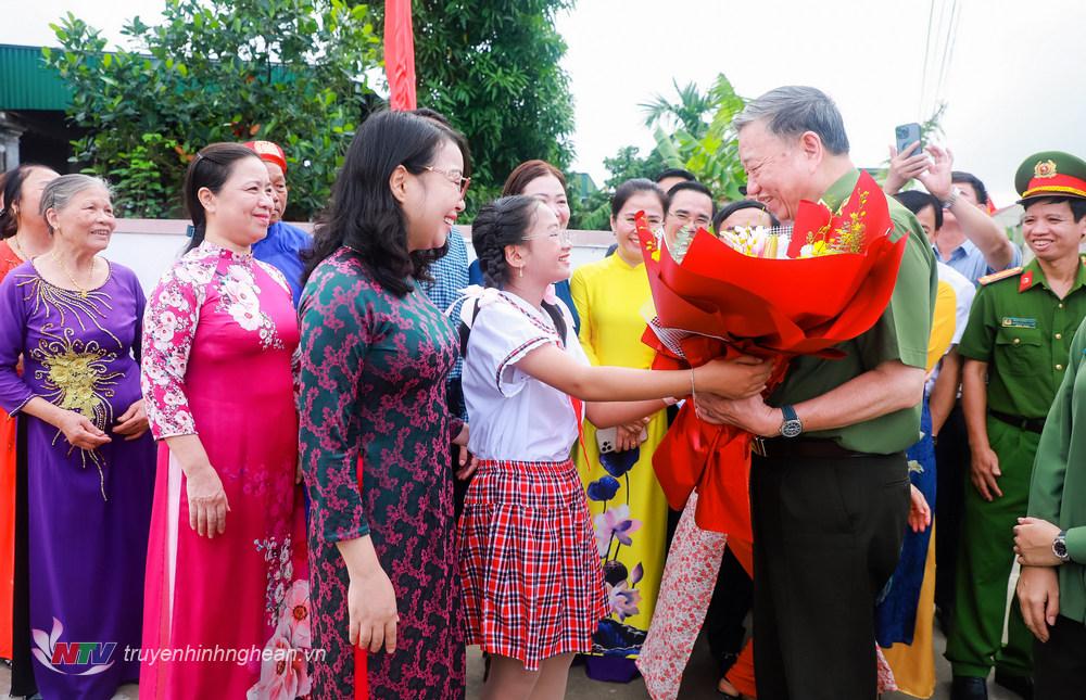 Bộ trưởng Bộ Công an Tô Lâm về dự Ngày hội Đại đoàn kết toàn dân tộc với nhân dân làng Phan, xã Hưng Tân, huyện Hưng Nguyên.