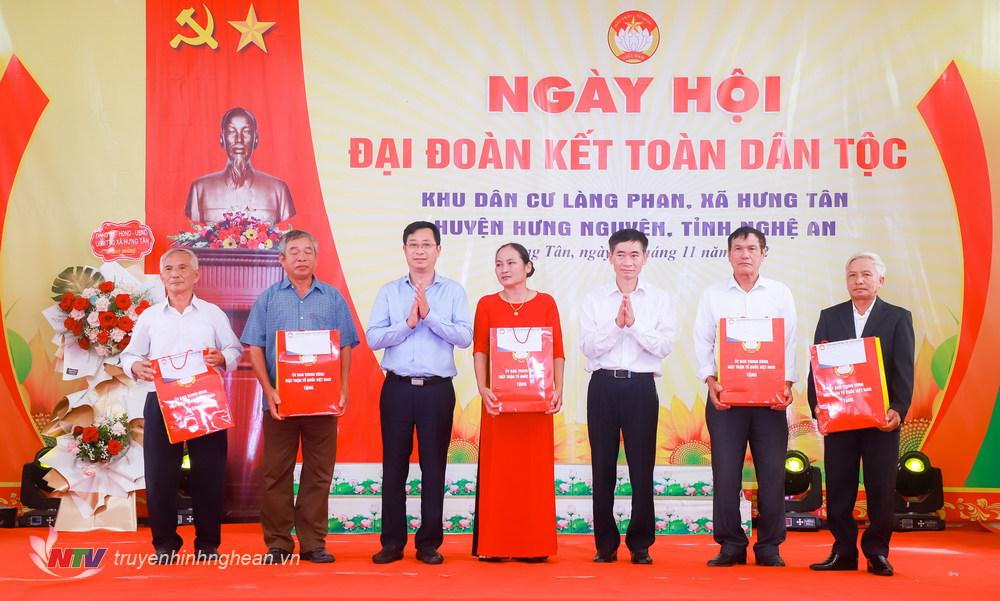 Đồng chí Trần Văn Thuật - Phó Chủ tịch Tổng Liên đoàn lao động Việt Nam và đồng chí Cao Xuân Thạo - Trưởng Ban phong trào Ủy ban Trung ương MTTQ Việt Nam trao 5 suất quà tặng cho các hộ gia đình có thành tích tiêu biểu, điển hình trong hoạt động của MTTQ.