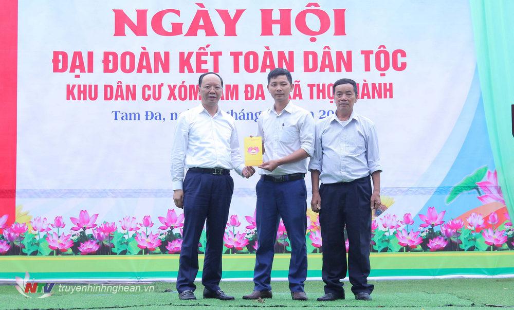 Phó Chủ tịch UBND tỉnh Bùi Thanh An chung vui ngày hội Đại đoàn kết ở Yên Thành
