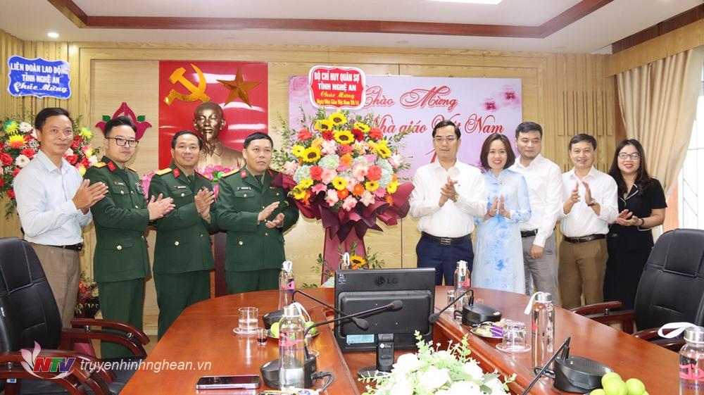 Bộ CHQS tỉnh thăm, tặng hoa các cơ sở giáo dục nhân Ngày nhà giáo Việt Nam