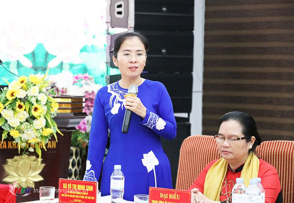 Đồng chí Võ Thị Minh Sinh - Uỷ viên BTV Tỉnh uỷ, Chủ tịch UBMTTQ tỉnh phát biểu tại hội nghị.