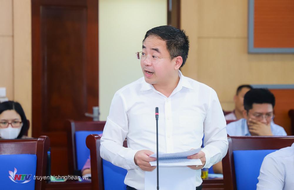 Giám đốc Sở Kế hoạch và Đầu tư Nguyễn Xuân Đức trình bày các báo cáo tại cuộc làm việc.
