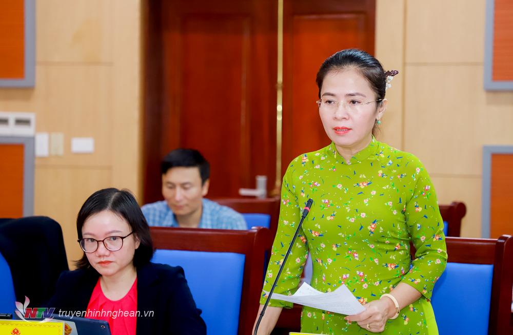 Chủ tịch Ủy ban MTTQ Việt Nam tỉnh Nghệ An Võ Thị Minh Sinh phát biểu tại phiên thẩm tra.