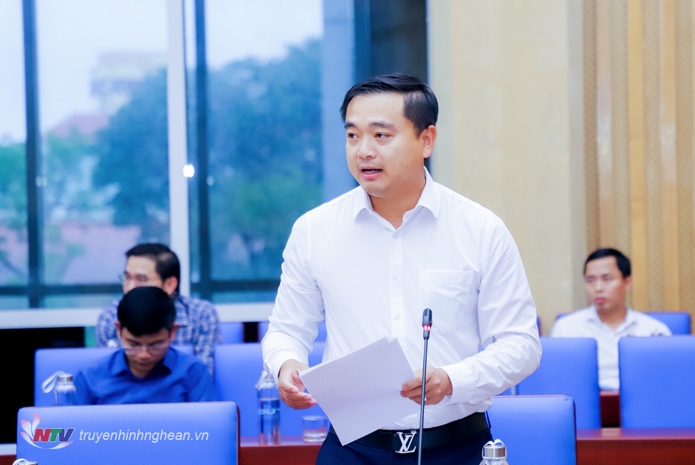 Đồng chí Nguyễn Thế Thân - Phó Giám đốc Sở Ngoại vụ trình bày Báo cáo kết quả công tác đối ngoại năm 2022, phương hướng và nhiệm vụ năm 2023. 