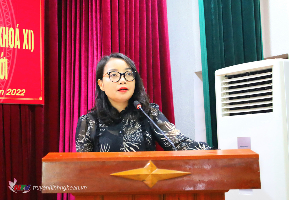 Đồng chí Nguyễn Thị Thơm, Bí thư Huyện ủy, Chủ tịch HĐND huyện phát biểu tại hội nghị.