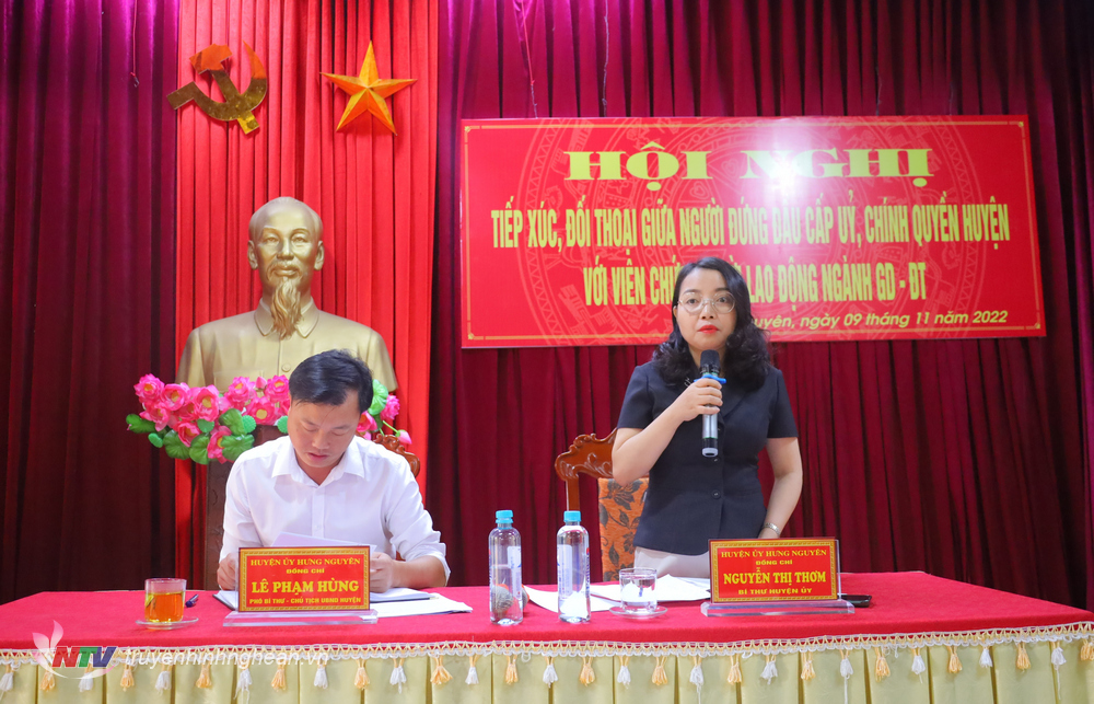 Bí thư Huyện uỷ Hưng Nguyên Nguyễn Thị Thơm phát biểu tại buổi đối thoại.