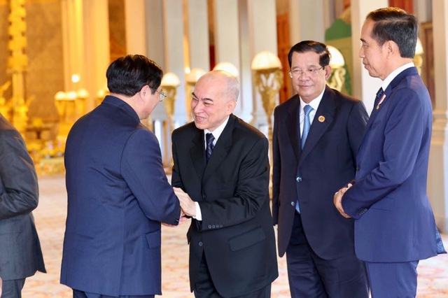 Tại cuộc tiếp kiến, Quốc vương Campuchia Norodom Sihamoni dành sự chào đón nồng hậu đối với Thủ tướng Chính phủ Phạm Minh Chính, cảm ơn sự ủng hộ và hỗ trợ tích cực của Việt Nam đối với năm Chủ tịch ASEAN 2022 của Campuchia