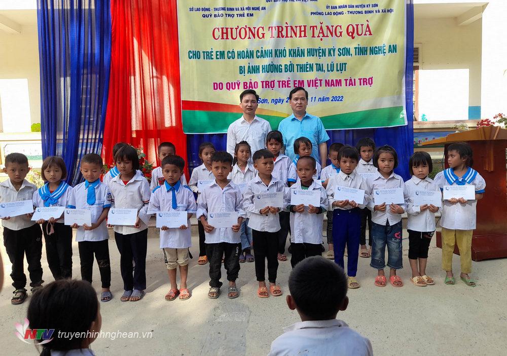 Lãnh đạo Qũy Bảo trợ trẻ em tỉnh Nghệ An và lãnh đạo huyện Kỳ Sơn trao quà cho 150 em học sinh vùng lũ Tà Cạ.