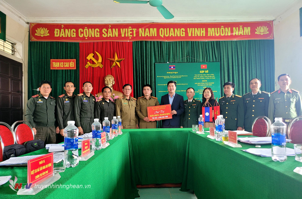 Huyện Anh Sơn hỗ trợ vật chất cho Trạm Công an Thoong Phi La, huyện Xay Chăm Phon, tỉnh Bô Ly Khăn Xay, Lào
.....................................
