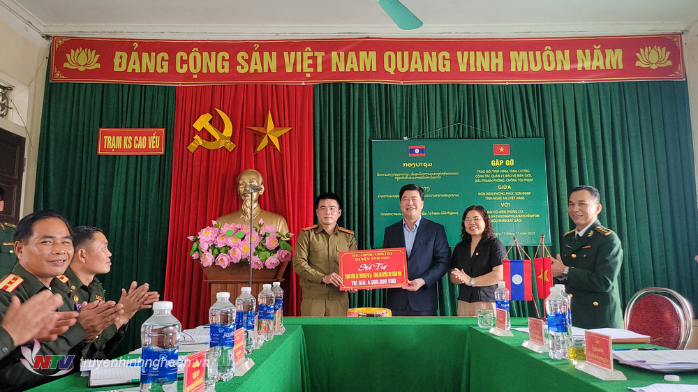 Huyện Anh Sơn hỗ trợ vật chất cho Đại đội Biên phòng 257, Bộ Chỉ Quân sự huy tỉnh Bô Ly Khăm Xay, CHDCND Lào.