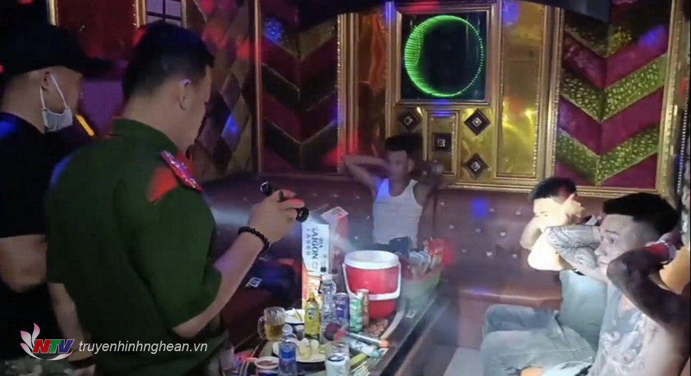 Lực lượng chức năng phát hiện 4 đối tượng có dấu hiệu phê ma túy trong phòng hát quán karaoke.