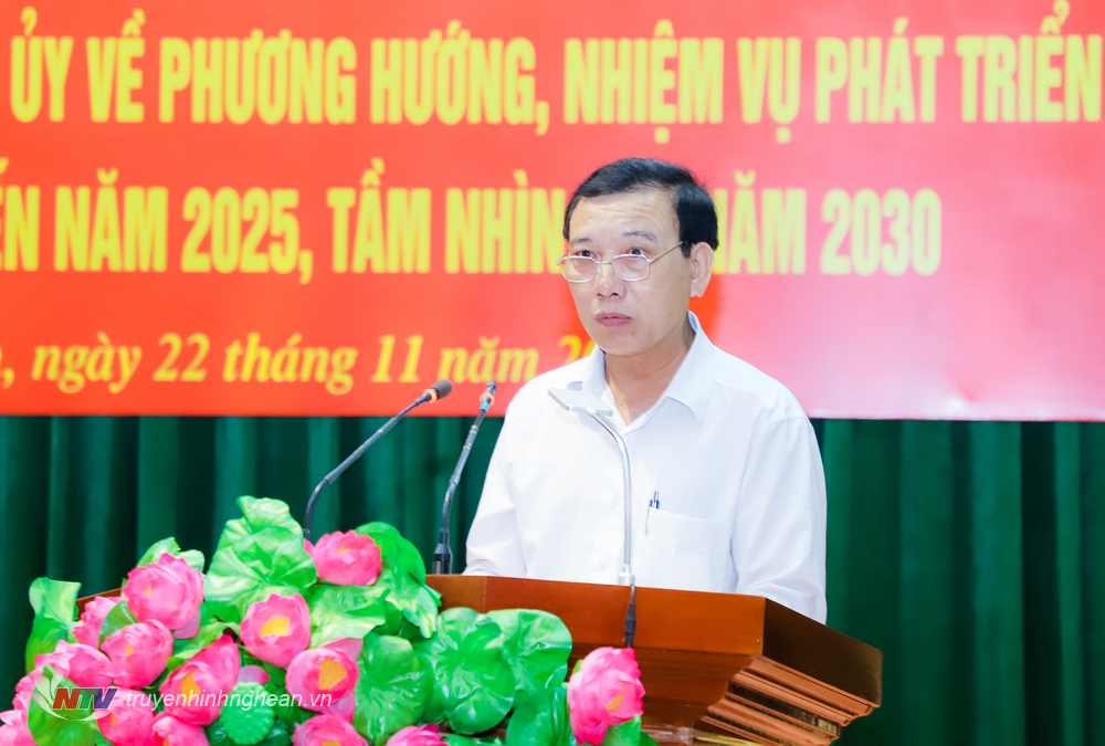 Đồng chí Đặng Hoàng Linh - Bí thư Đảng ủy xã Nam Giang trình bày tham luận tại hội nghị.