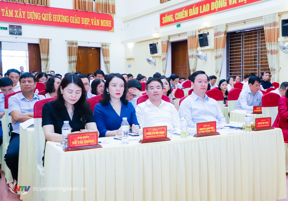 Đồng chí Nguyễn Đức Trung - Phó Bí thư Tỉnh uỷ, Chủ tịch UBND tỉnh và lãnh đạo các sở, ban, ngành tham dự hội nghị.