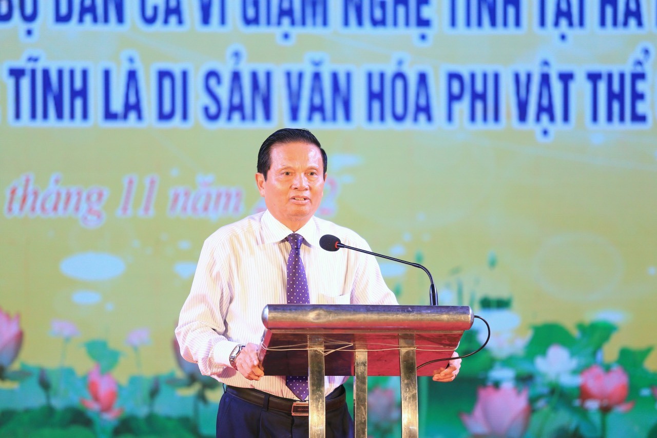 Ông Lê Doãn Hợp - nguyên Bộ trưởng Bộ Thông tin và Truyền thông, Chủ tịch Hội đồng hương Nghệ An tại Hà Nội phát biểu chúc mừng Câu lạc bộ Dân ca Ví Giặm Nghệ Tĩnh tại Hà Nội. 