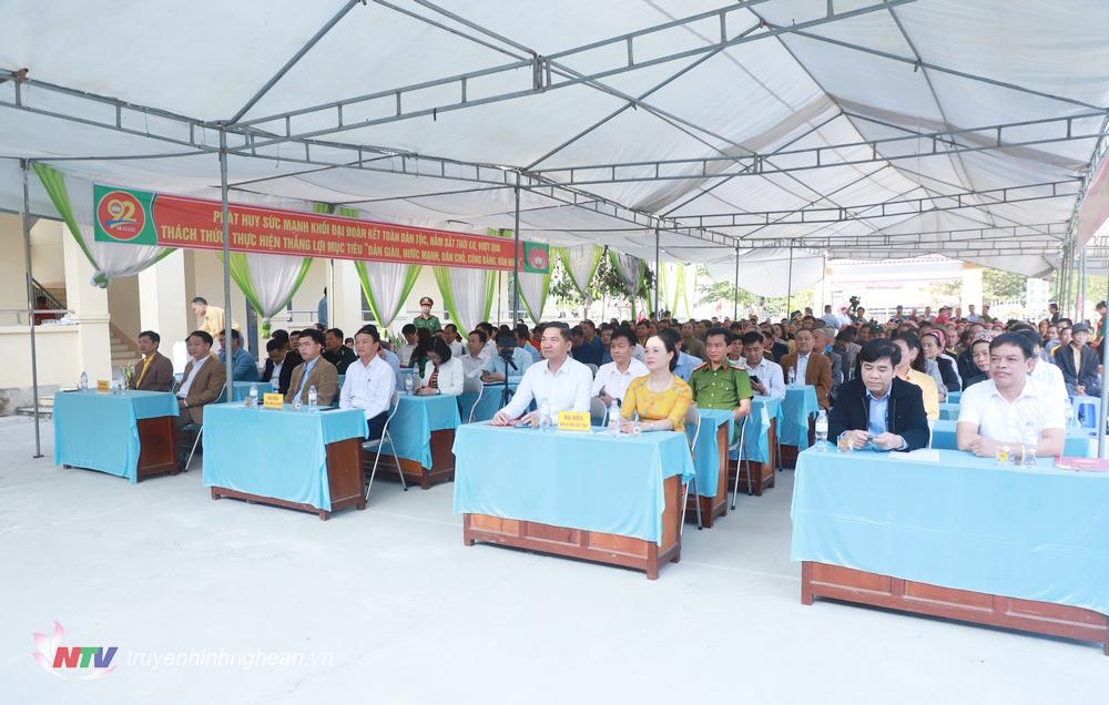 Các đại biểu dự ngày hội Đại đoàn kết tại bản Khe Kiến, xã Lưu Kiền, huyện Tương Dương. 