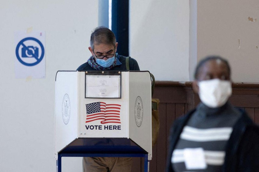 Một cử tri đi bỏ phiếu sớm ở TP New York ngày 29-10. Ảnh: REUTERS