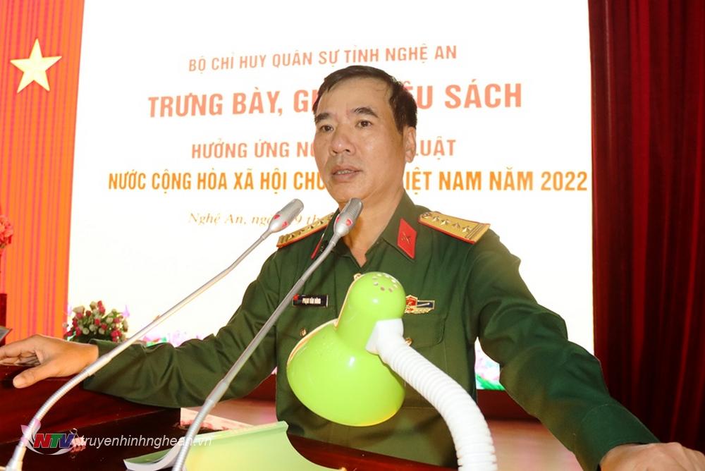Đại tá Phạm Văn Đông, Phó Bí thư Đảng ủy, Chính ủy Bộ CHQS tỉnh phát biểu tại buổi trưng bày và giới thiệu sách.