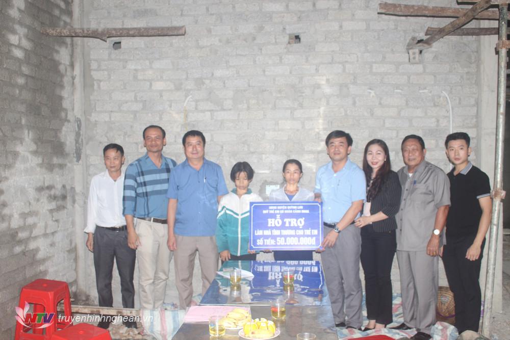 đoàn công tác của huyện trao số tiền 50 triệu đồng cho 2 em ở xã Quỳnh Tân