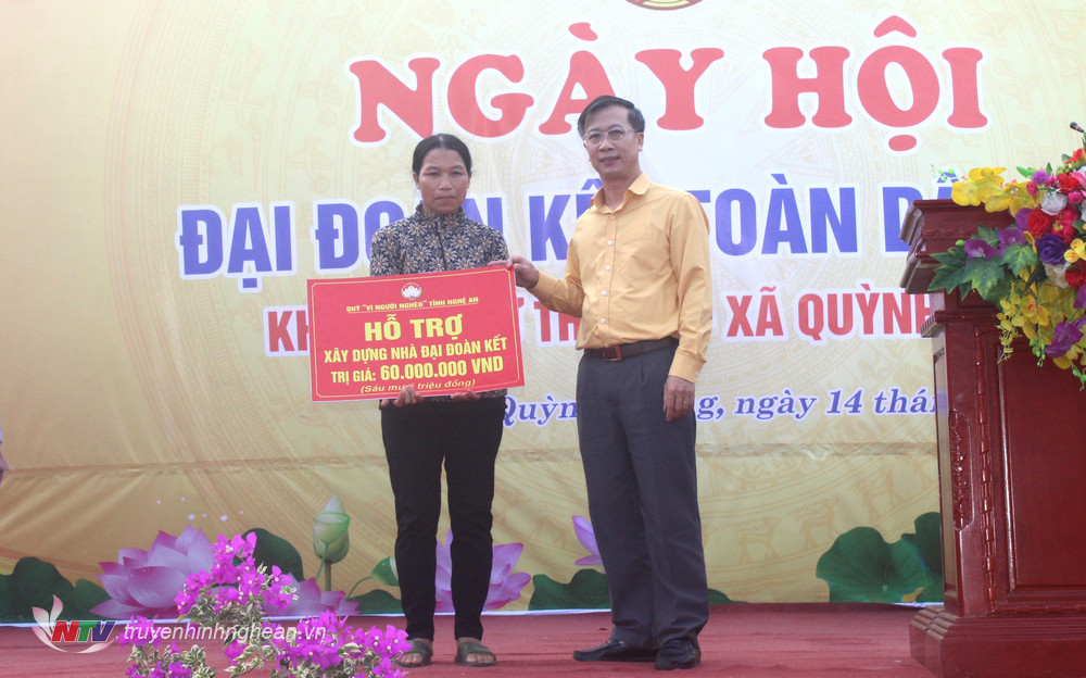 Lãnh đạo UBMTTQ tỉnh trao biển hỗ trợ 60 triệu đồng xây dựng nhà Đại đoàn kết cho gia đình bà Hồ Thị Hằng, thôn 2, xã Quỳnh Lương.