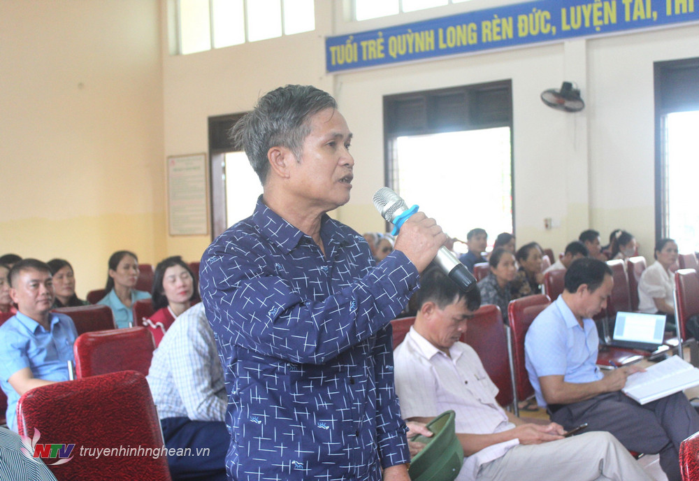 Cử tri Trần Văn Nghiêu - xã Quỳnh Long đề nghị nghị huyện đơn giản hóa thủ tục hành chính liên quan đến cấp giấy chứng nhận quyền sử dụng đất.