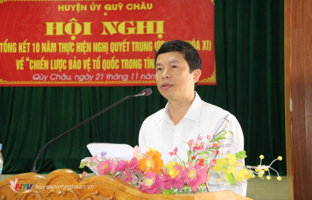 Đồng chí Vương Quang Minh - Bí thư Huyện ủy, Chủ tịch HĐND huyện Quỳ Châu phát biểu tại hội nghị.