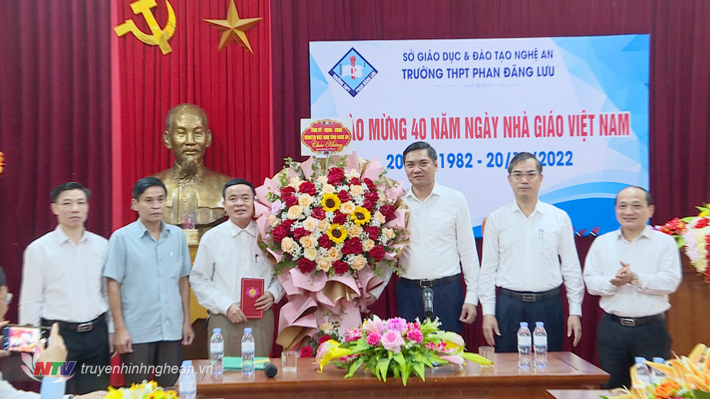 Phó Bí thư Tỉnh uỷ Hoàng Nghĩa Hiếu tặng hoa chúc mừng đội ngũ giáo viên Trường THPT Phan Đăng Lưu.