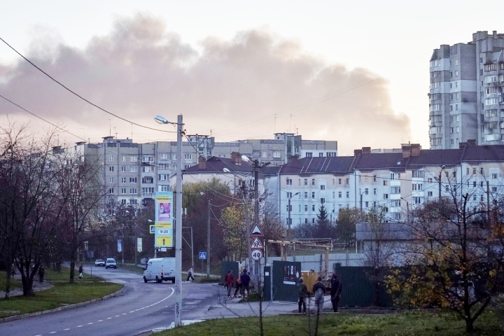 Hình ảnh khói bốc lên sau cuộc tấn công bằng tên lửa của Nga vào thành phố phía tây Ukraine. (Ảnh: Reuters).