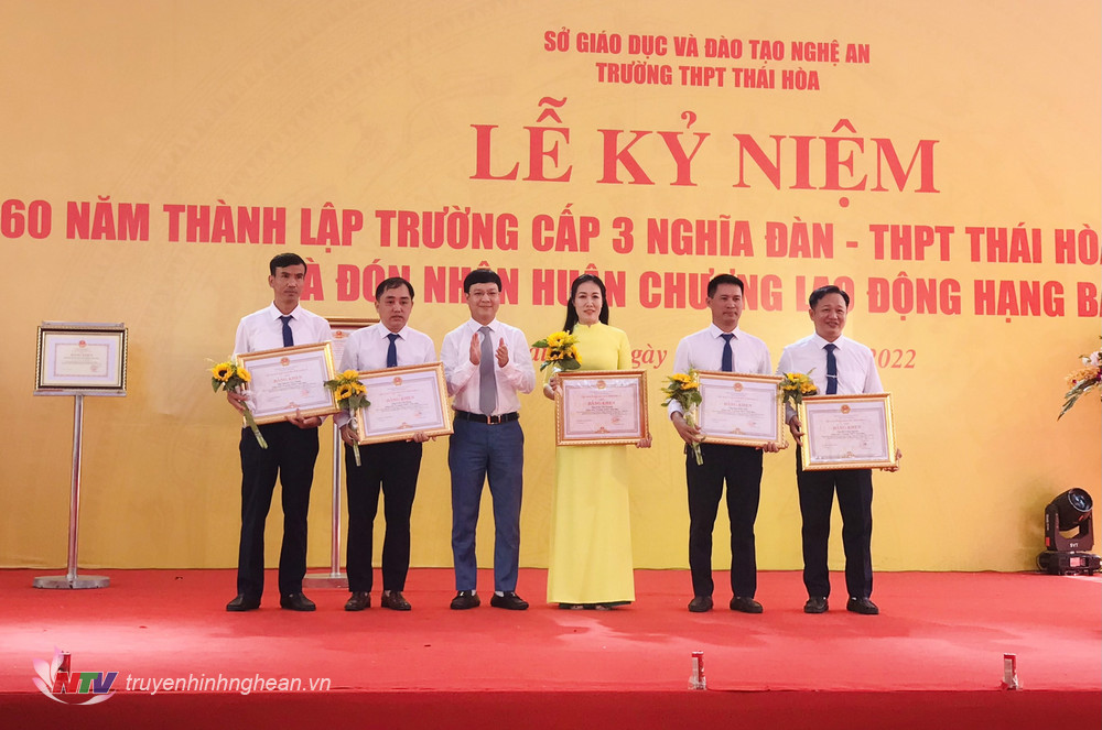 Đồng chí Phạm Tuấn Vinh - Bí thư Thị ủy Thị xã Thái Hòa tặng Bằng khen của UBND tỉnh cho các cá nhân xuất sắc.