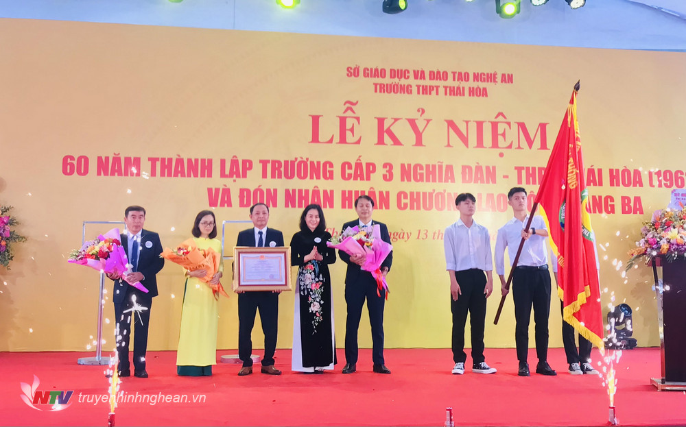 โรงเรียนมัธยมไทยหัวได้รับรางวัลเหรียญแรงงานชั้นสาม