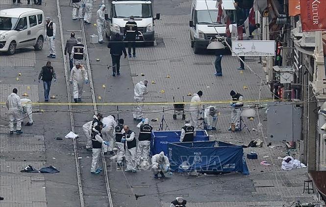 Lực lượng chức năng điều tra tại hiện trường vụ nổ ở Istanbul, Thổ Nhĩ Kỳ, ngày 13/11/2022. 