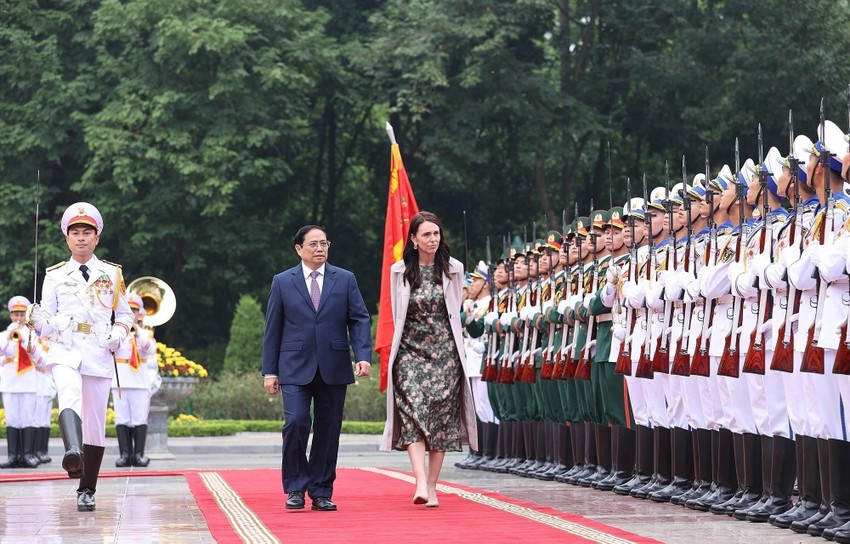 Thủ tướng Phạm Minh Chính và Thủ tướng New Zealand Jacinda Ardern duyệt đội danh dự Quân đội nhân dân Việt Nam.