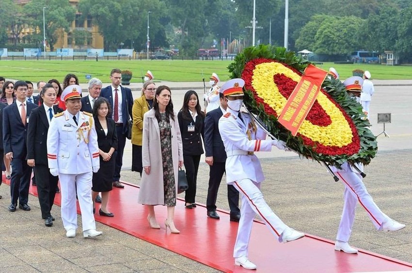 Thủ tướng New Zealand Jacinda Ardern đặt vòng hoa, vào Lăng viếng Chủ tịch Hồ Chí Minh. Ảnh: VGP