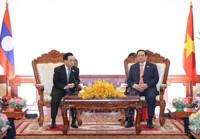 Thủ tướng Phạm Minh Chính gặp Thủ tướng Lào Phankham Viphavanh. Ảnh: Dương Giang/TTXVN