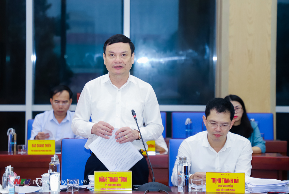 Đồng chí Đặng Thanh Tùng - Chánh Văn phòng UBND tỉnh trình bày Báo cáo kiểm điểm công tác chỉ đạo, điều hành của UBND tỉnh trong năm 2022. 