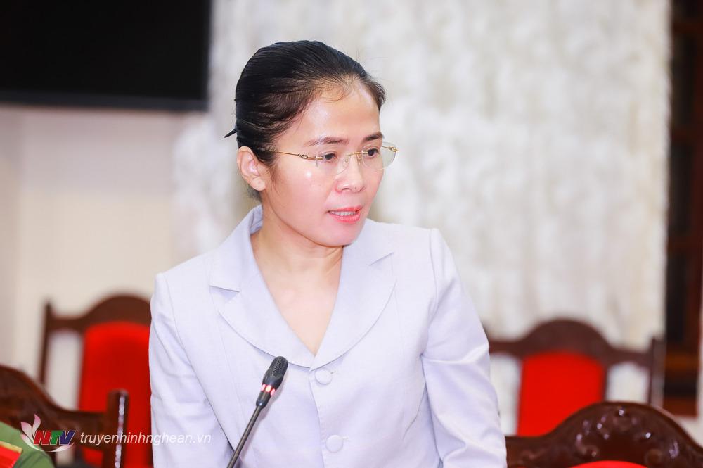 Đồng chí Võ Thị Minh Sinh - Ủy viên Ban Thường vụ Tỉnh ủy, Chủ tịch Ủy ban Mặt trận Tổ quốc Việt Nam tỉnh Nghệ An phát biểu góp ý về tổng kết Nghị quyết số 23.