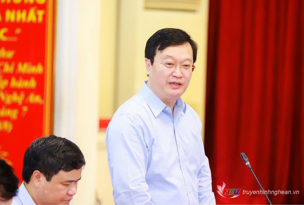 Đồng chí Nguyễn Đức Trung - Phó Bí thư Tỉnh ủy, Chủ tịch UBND tỉnh phát biểu ý kiến về xây dựng Đề án tăng cường phòng ngừa, hạn chế các cuộc đình công không đúng trình tự pháp luật trên địa bàn tỉnh. 