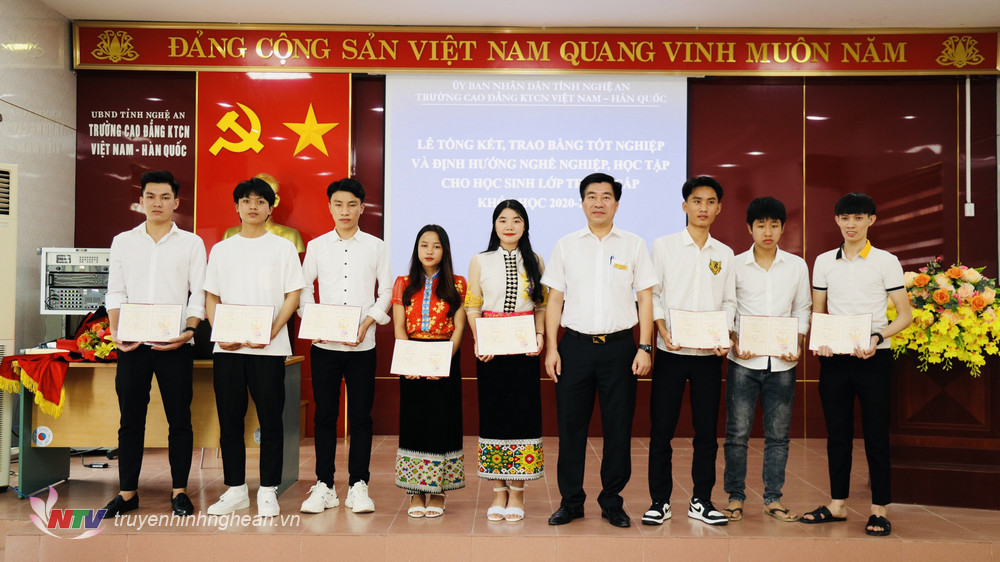Trường Cao đẳng Kỹ thuật công nghiệp Việt Nam – Hàn Quốc: Trao bằng tốt nghiệp Trung cấp khóa 2020-2022 cho học sinh DTTS Tương Dương  